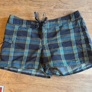 Patagonia women’s wavefarer board shorts